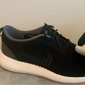Nike Roshe 2 Flyknit in Black